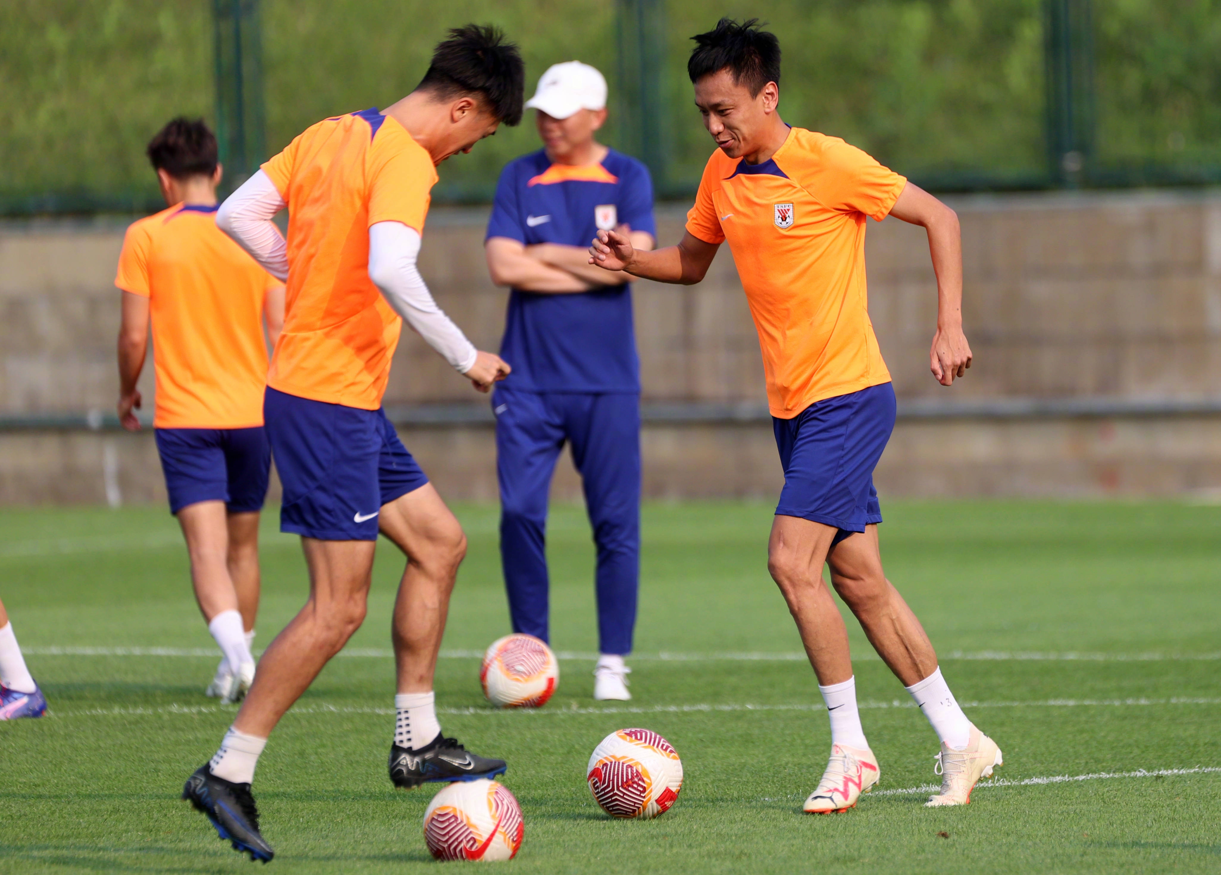 AC米兰从上海海港围绕全明星赛再遭质疑到新疆广汇完成体检备战欧冠，赛前上海海港防线松动的简单介绍