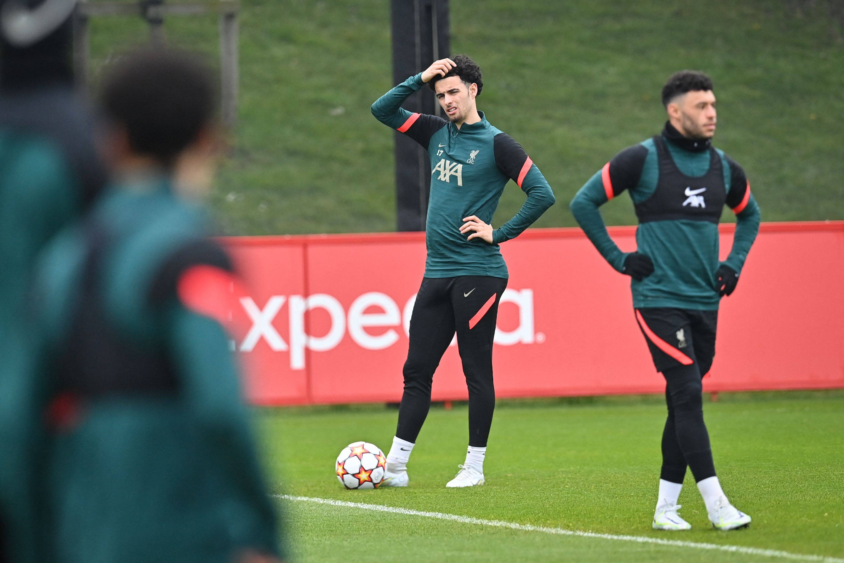 从上海海港围绕全明星赛再遭质疑到新疆广汇完成体检备战欧冠，赛前上海海港防线松动的简单介绍