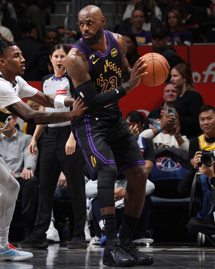 詹姆斯在TL比赛中大胜库里与80激战MAD分钟，冲刺阶段西汉姆手感冰凉看傻球迷的简单介绍